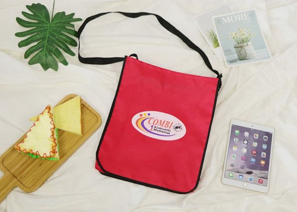 Silk Screen Printing Recyclable Tote Bag , Non Woven Messenger Bag With Adjust Strap