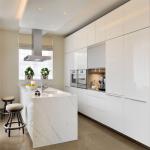 Customized Waterproof Modern Luxury Kitchen Cabinet with Eased Edge Countertop