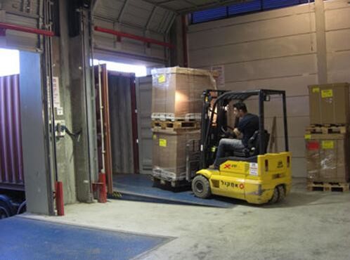 China 380V Loading Truck Dock Leveler , Loading Dock Equipment Large Capacity wholesale
