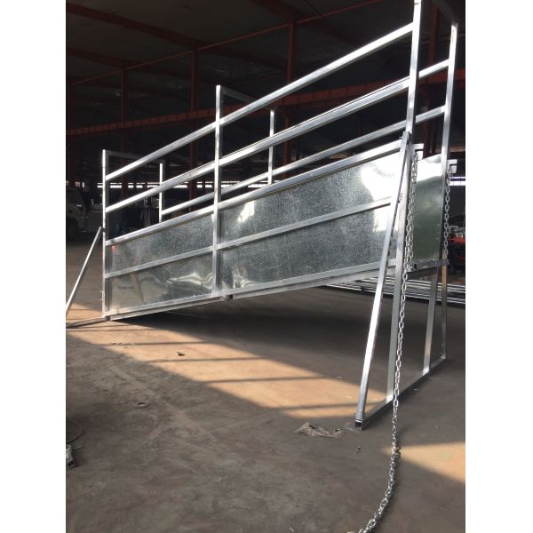 550mm High Livestock Handling Equipment , Diameter 1.8m Round Bale Hay Feeder