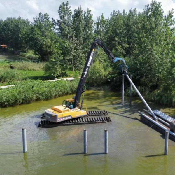 Marine Grade Steel Amphibious Excavator Pontoon Undercarriage For Swamp