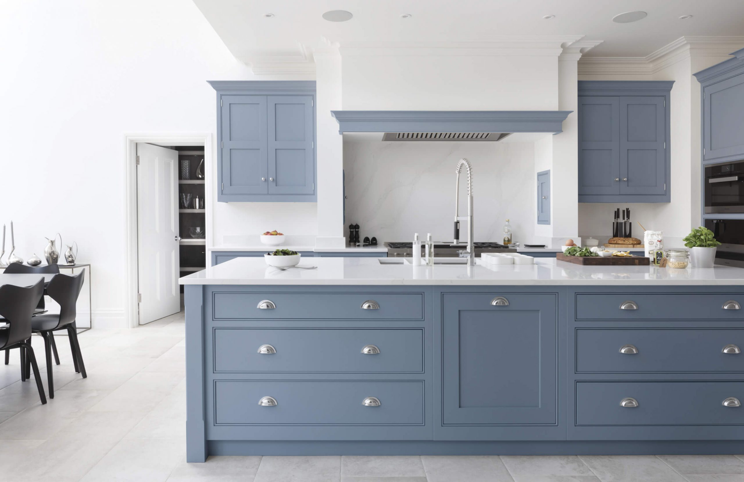 Veneer and Lacquer Finished American Kitchen Cabinet Set with Waste Container Accessories