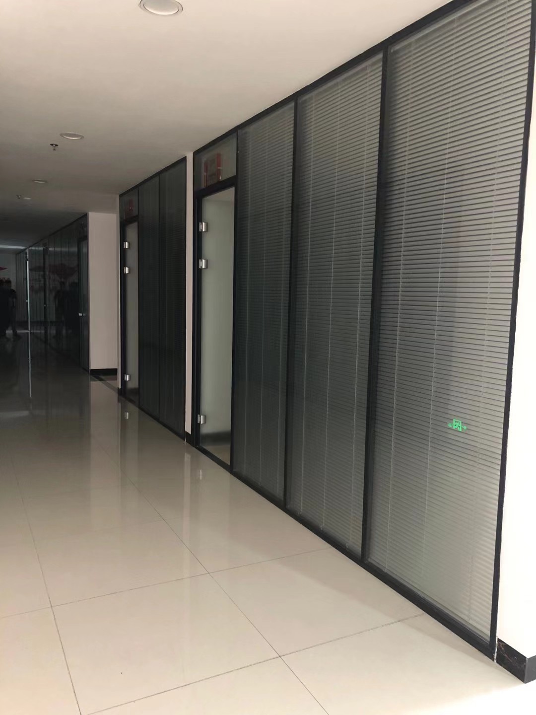 China Double Glazed Glass Panel Partition Acoustic Office With Intermediate Blinds wholesale