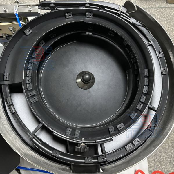 Double Vibratory Parts Feeder Small Plastic Parts Vibratory Feeding Systems