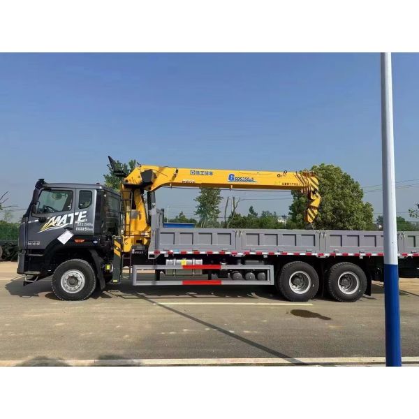 2025 XCMG 12T Truck Mounted Crane with HOWO Chassis