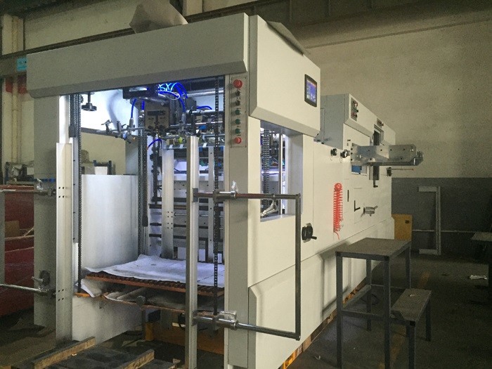 China Non Stop Paper Feeding Automatic Flatbed Die Cutter wholesale