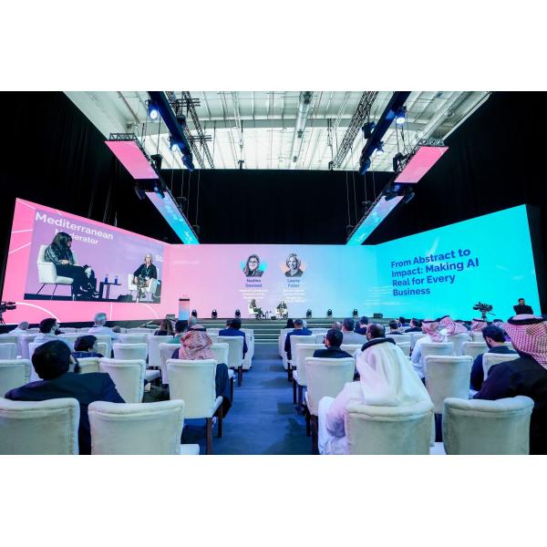 SMD2121 Lamp Type Fine Pitch Led Display with Die-cast Aluminum Cabinet Material and 640000dots/m2 Density