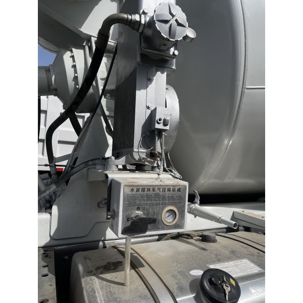 Sinotruk Howo 15 CBM Self Loading Concrete Mixer Truck 6x4 with WEICHAI Engine