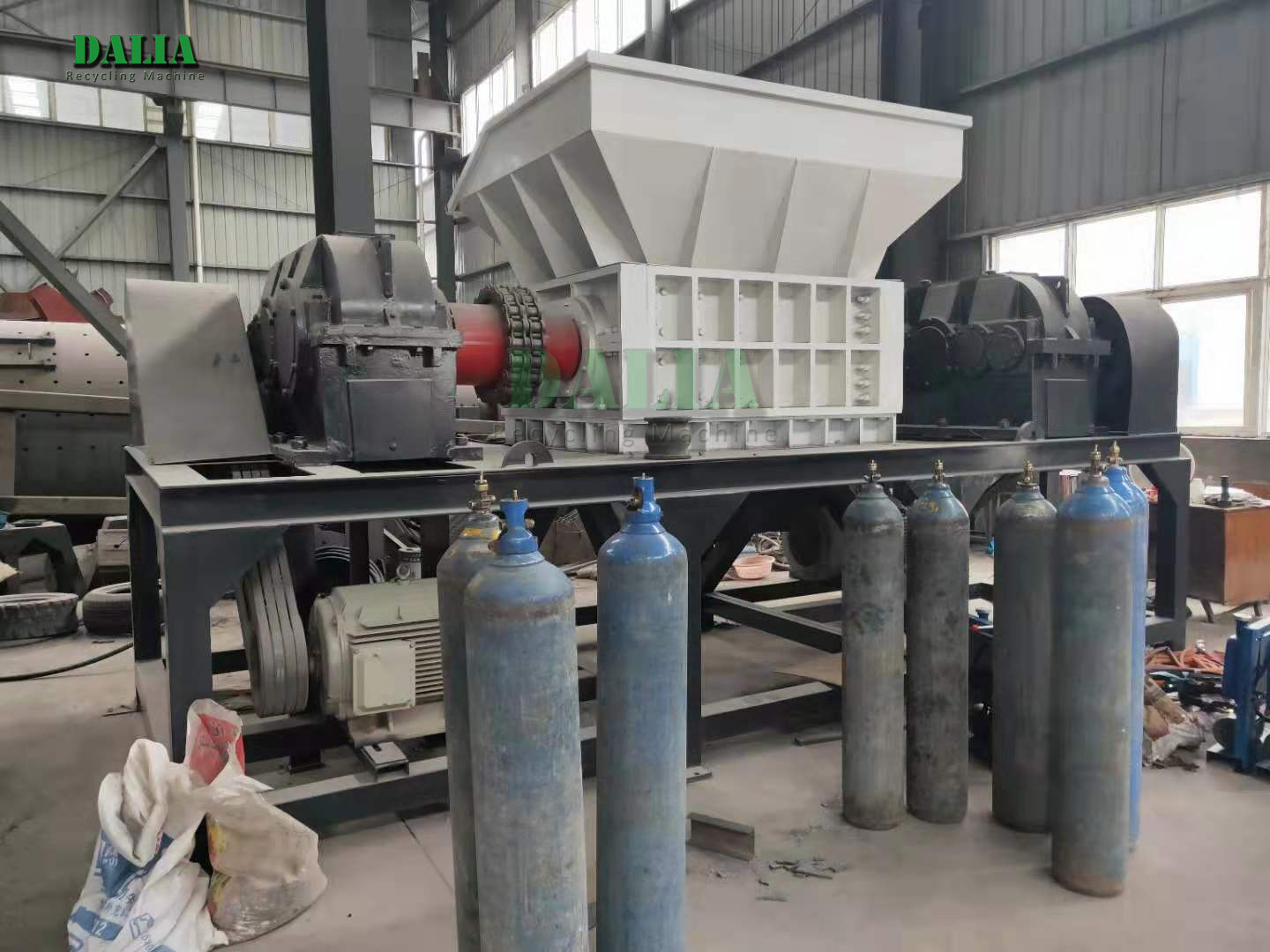 China Scrap Metal Single Shaft Shredder Machine Automatic Feeding PLC Control wholesale
