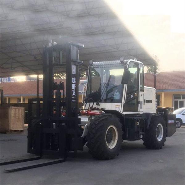 Diesel Powered Off Road Forklift 5T 4 Wheel Drive Forklift With Seated Operator