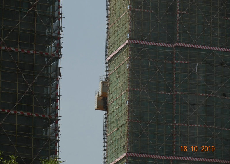 China Steel Structure Double Cabin 2000 KG Building Site Hoist wholesale