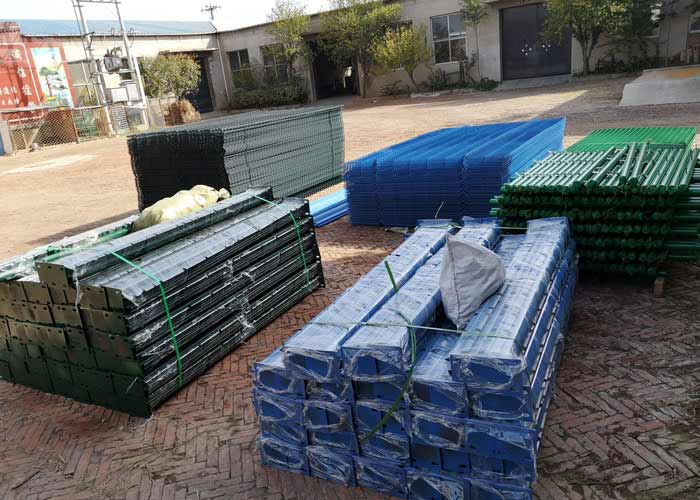 Round Post Wire Mesh Garden Fence Pvc Coated Galvanized Iron