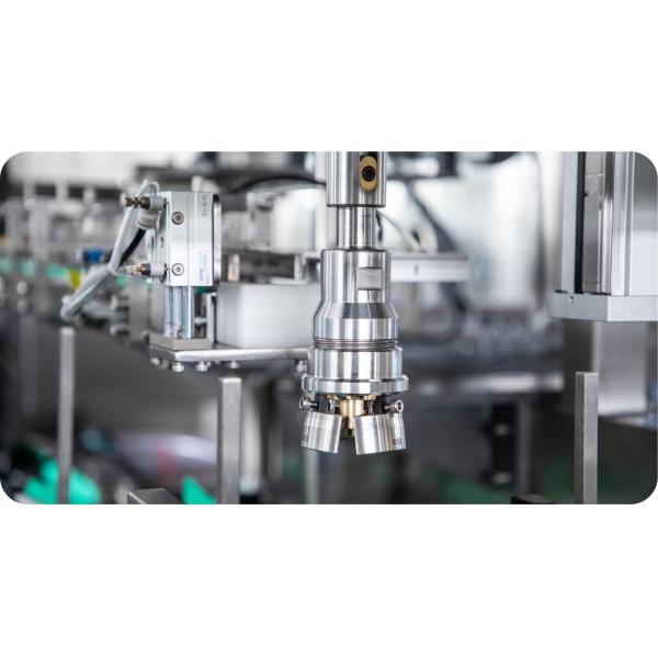 Automatic Linear Screwing Tracking Capping Machine 500bph For Lubricant Oil