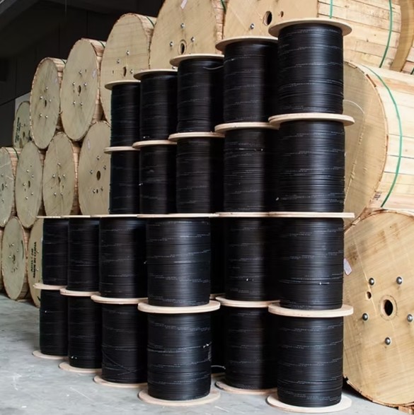 Bow Shape Self Supporting FTTH Drop Cable 4 Corers for Telephone Communication