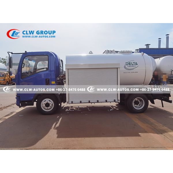 HOWO 5000liters 2.5T LPG Bobtail Truck With Dispenser Cooking Gas Tanker