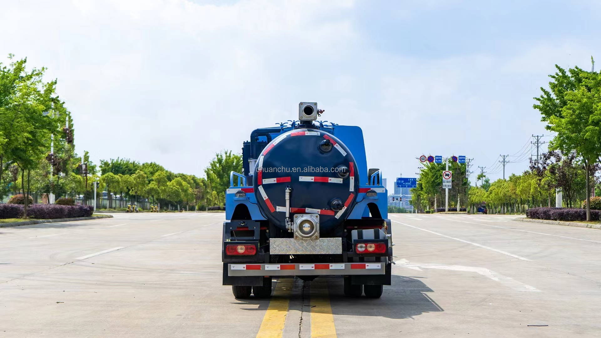 Small Diesel Sanitation Cleaning Truck 4x2 Urban And Rural Street Suction Truck